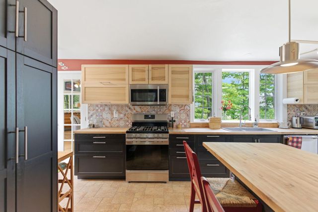 500 LARGENT HEIGHTS LN, Great Cacapon, WV 25422