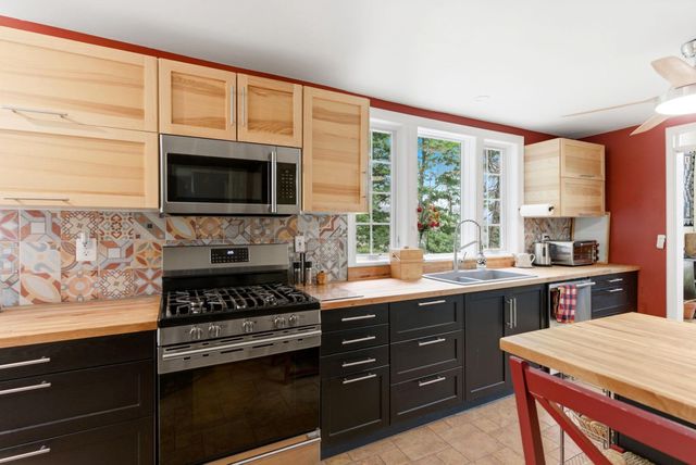 500 LARGENT HEIGHTS LN, Great Cacapon, WV 25422