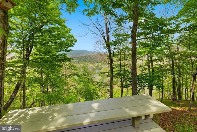 500 LARGENT HEIGHTS LN, Great Cacapon, WV 25422