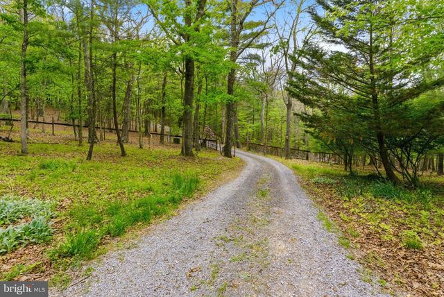 500 LARGENT HEIGHTS LN, Great Cacapon, WV 25422