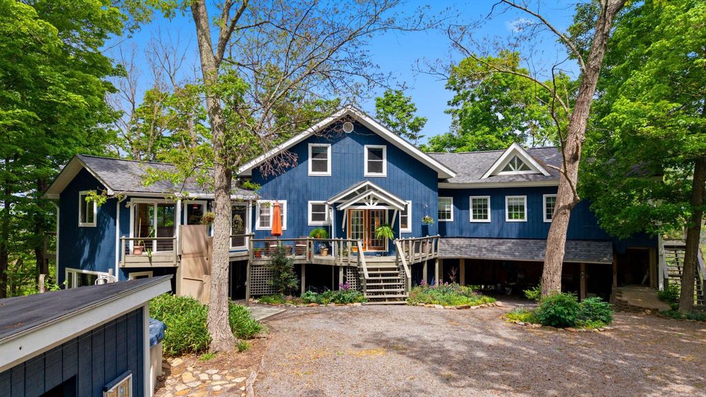 500 LARGENT HEIGHTS LN, Great Cacapon, WV 25422