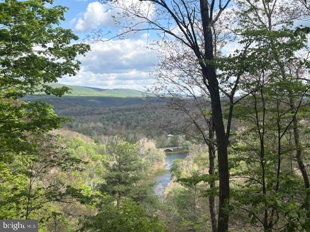 500 LARGENT HEIGHTS LN, Great Cacapon, WV 25422