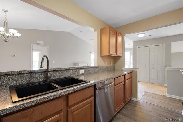 1845 Flagstone Circle, Rochester, MI 48307