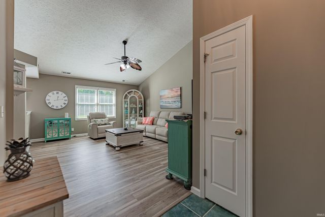 3817 Timber View Drive, Evansville, IN 47715