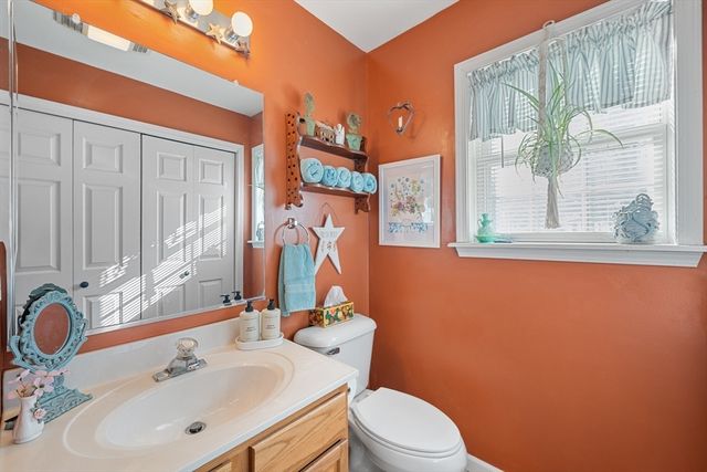 5 Glen Echo Shore Rd, Charlton, MA 01507