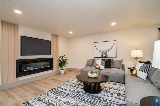 5109 S Manchester Ct Court, Sioux Falls, SD 57108