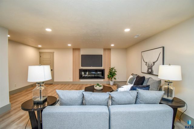 5109 S Manchester Ct Court, Sioux Falls, SD 57108