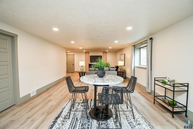 5109 S Manchester Ct Court, Sioux Falls, SD 57108