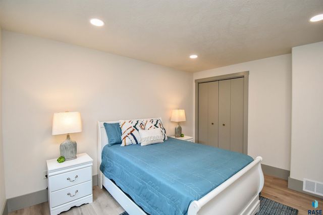 5109 S Manchester Ct Court, Sioux Falls, SD 57108