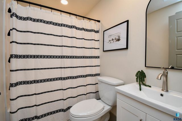 5109 S Manchester Ct Court, Sioux Falls, SD 57108