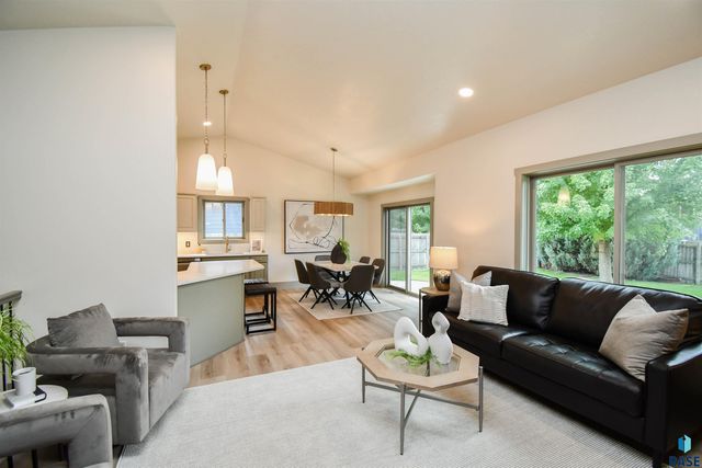 5109 S Manchester Ct Court, Sioux Falls, SD 57108