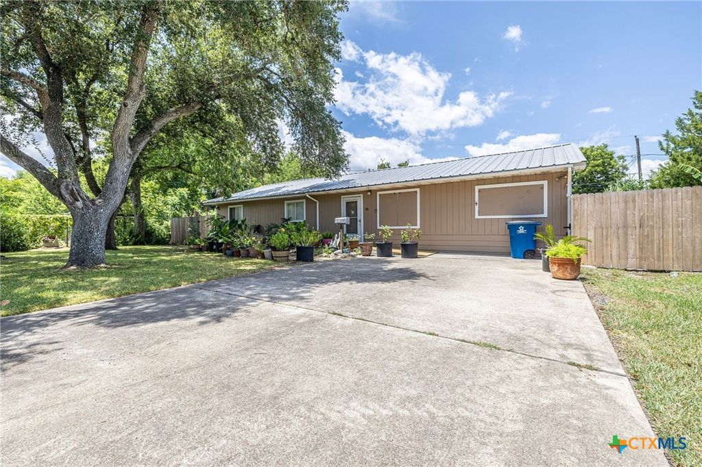 313 Dan Avenue, Port Lavaca, TX 77979