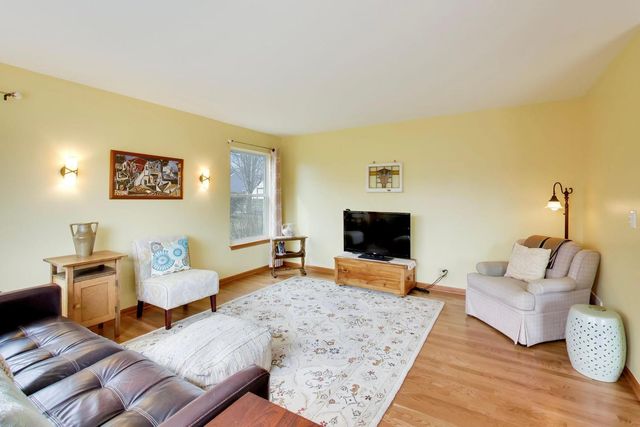 330 MARTIN Drive, Woodstock, IL 60098