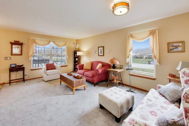 330 MARTIN Drive, Woodstock, IL 60098