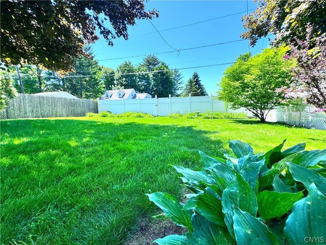 8 Hara Crescent, New Hartford, NY 13413
