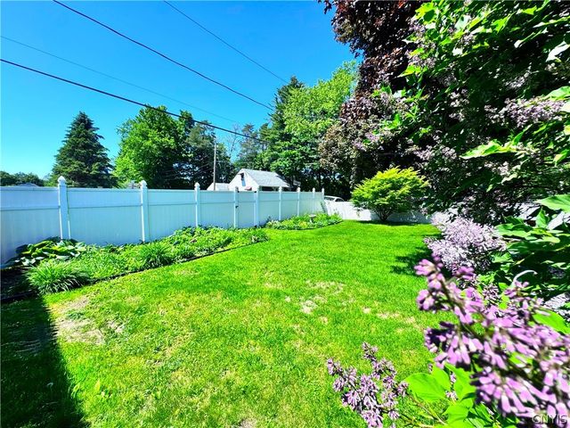8 Hara Crescent, New Hartford, NY 13413