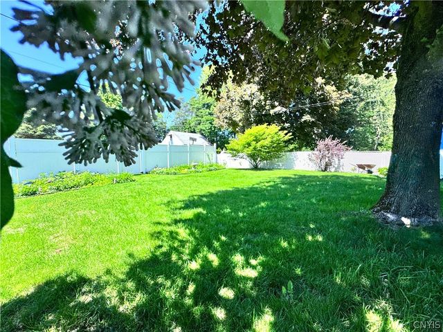 8 Hara Crescent, New Hartford, NY 13413