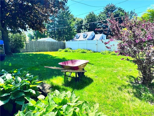 8 Hara Crescent, New Hartford, NY 13413