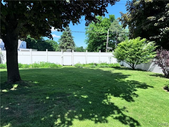 8 Hara Crescent, New Hartford, NY 13413