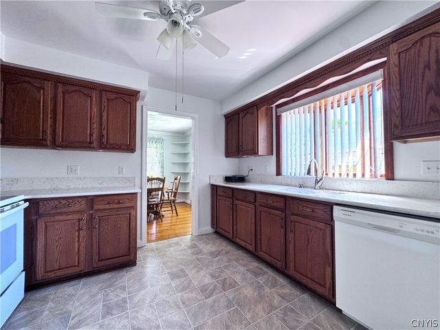 8 Hara Crescent, New Hartford, NY 13413