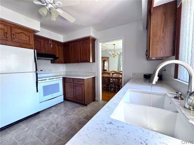 8 Hara Crescent, New Hartford, NY 13413