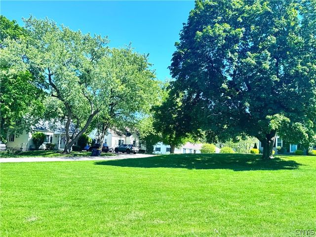 8 Hara Crescent, New Hartford, NY 13413