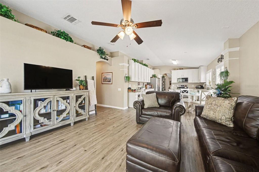 Image 10 of property listing at 1823 LAUREL BROOK LOOP, Casselberry, FL 32707