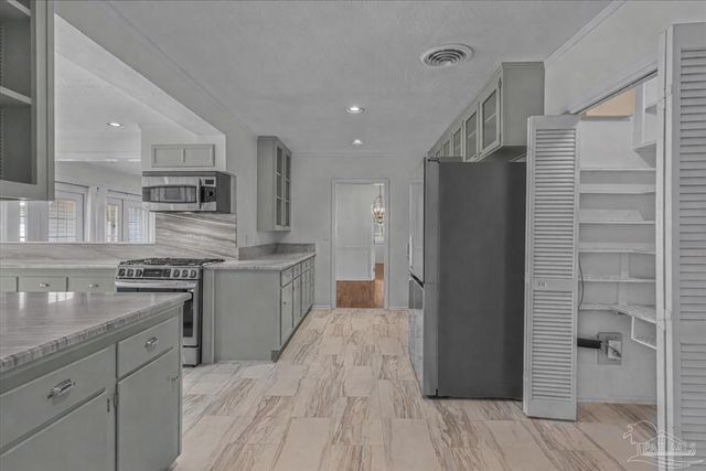 15 Lakeside Dr, Pensacola, FL 32507