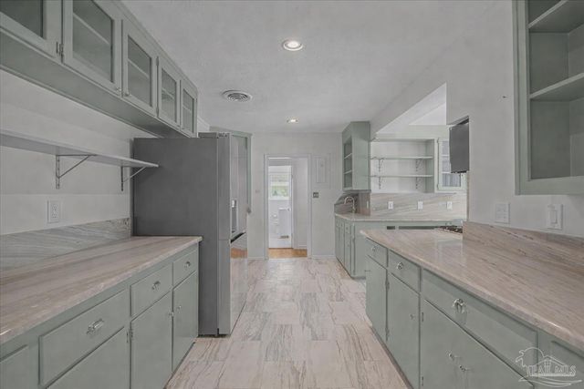 15 Lakeside Dr, Pensacola, FL 32507