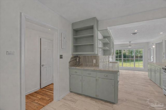 15 Lakeside Dr, Pensacola, FL 32507