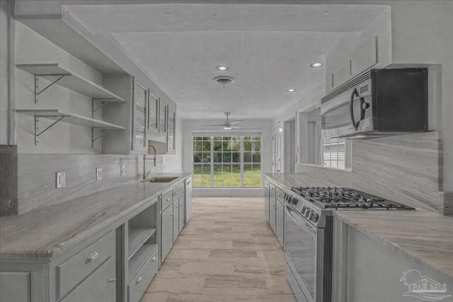 15 Lakeside Dr, Pensacola, FL 32507