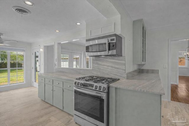 15 Lakeside Dr, Pensacola, FL 32507