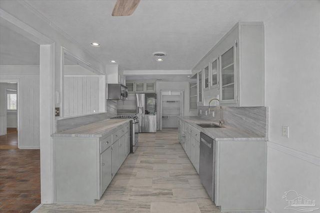 15 Lakeside Dr, Pensacola, FL 32507