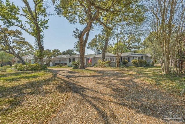 15 Lakeside Dr, Pensacola, FL 32507