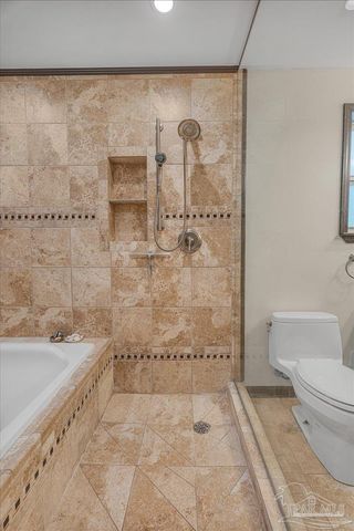 15 Lakeside Dr, Pensacola, FL 32507