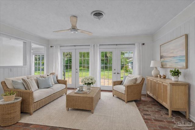 15 Lakeside Dr, Pensacola, FL 32507