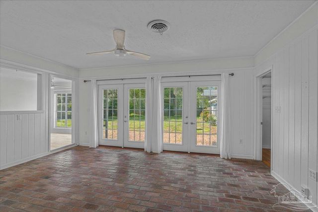 15 Lakeside Dr, Pensacola, FL 32507