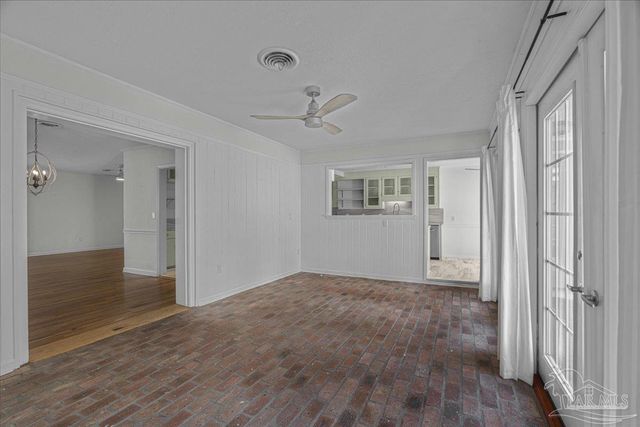 15 Lakeside Dr, Pensacola, FL 32507