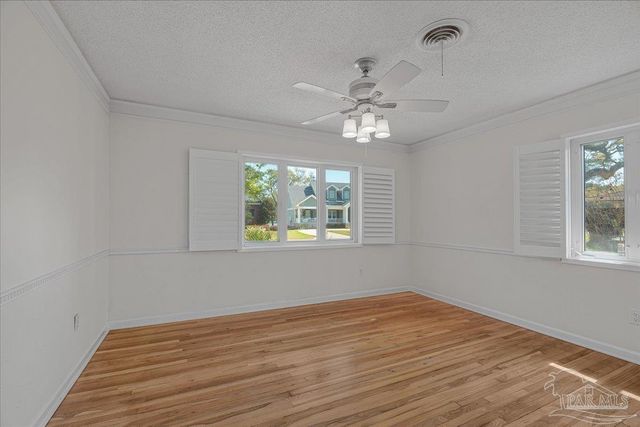 15 Lakeside Dr, Pensacola, FL 32507