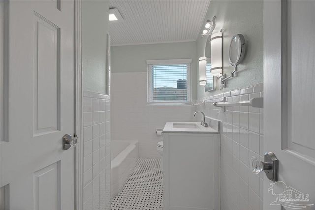 15 Lakeside Dr, Pensacola, FL 32507