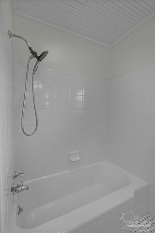 15 Lakeside Dr, Pensacola, FL 32507