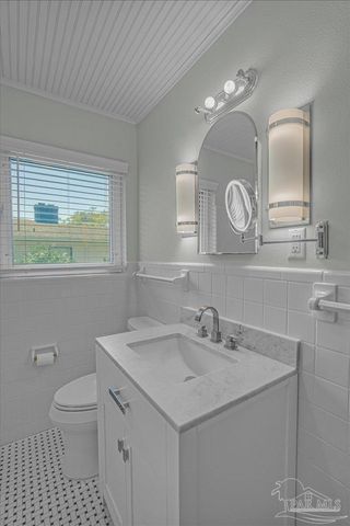 15 Lakeside Dr, Pensacola, FL 32507