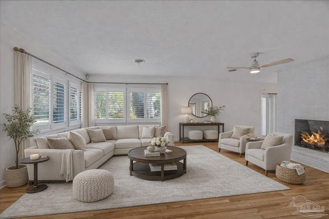 15 Lakeside Dr, Pensacola, FL 32507