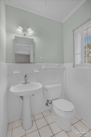 15 Lakeside Dr, Pensacola, FL 32507