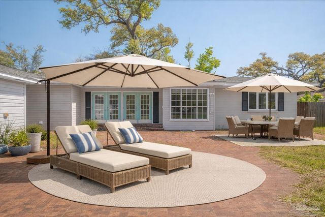 15 Lakeside Dr, Pensacola, FL 32507