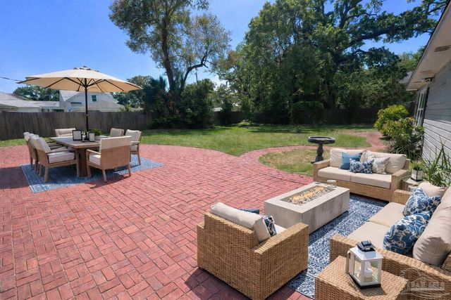 15 Lakeside Dr, Pensacola, FL 32507