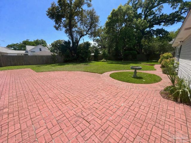 15 Lakeside Dr, Pensacola, FL 32507