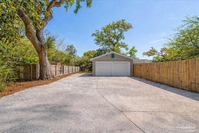 15 Lakeside Dr, Pensacola, FL 32507