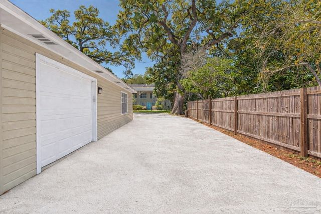 15 Lakeside Dr, Pensacola, FL 32507