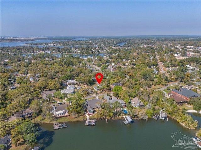 15 Lakeside Dr, Pensacola, FL 32507